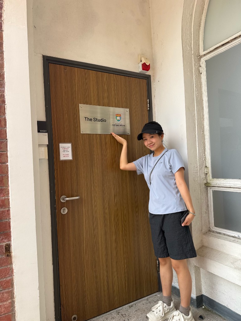 张琳茁 Vicky 在香港大学未来媒体学院门口